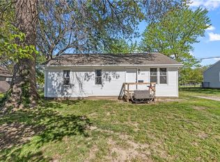 907 Daisy St, Sweet Springs, MO 65351