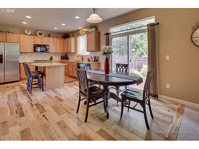 2534 SE Teal Ave photo 1