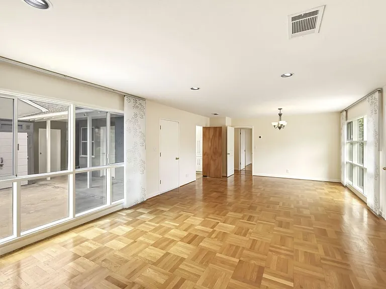 889 Embarcadero Rd — Photo 3