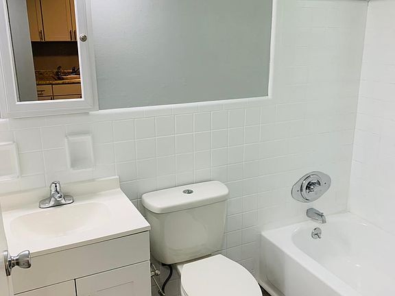 5th image of 922 Western Ave #8