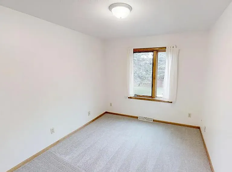 1114 Greenvale Ave W — Photo 19