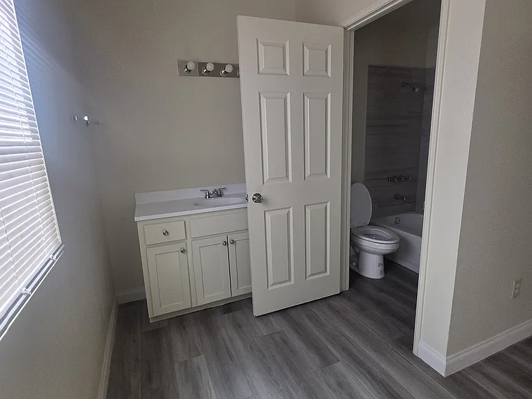 1420 E Date St — Photo 14