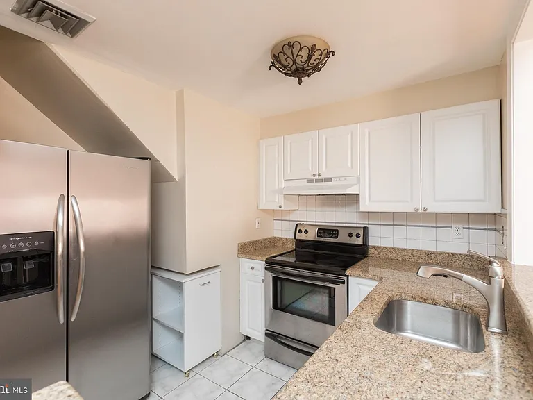 242 S 8th St #4 — Photo 11