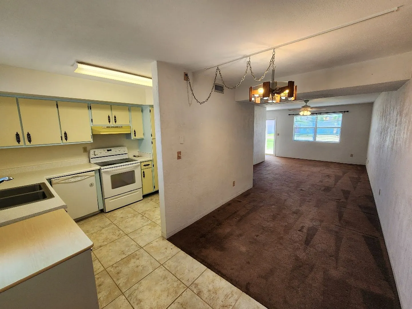 Charming 2 Bedroom 1.5 Bath Condo — Photo 4