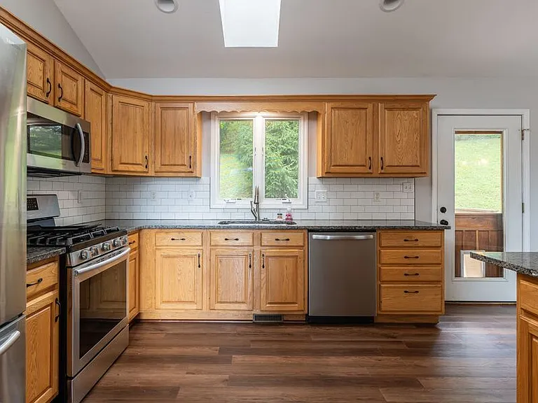 15 Tiffany Ln — Photo 9