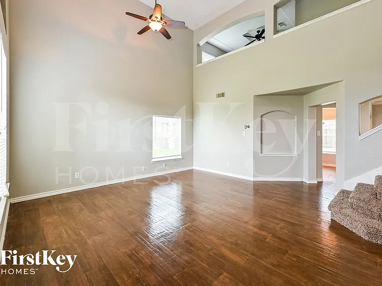 8008 Blue Jay St — Photo 2