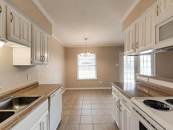4th image of 1410 Hereford Dr