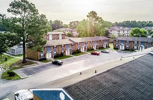 Harbor Pointe Apartments — Photo 17