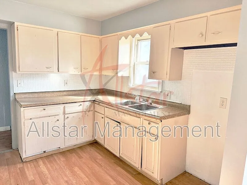 4 bed, 1.5 bath, 1605 sqft, $1,400 — Photo 2