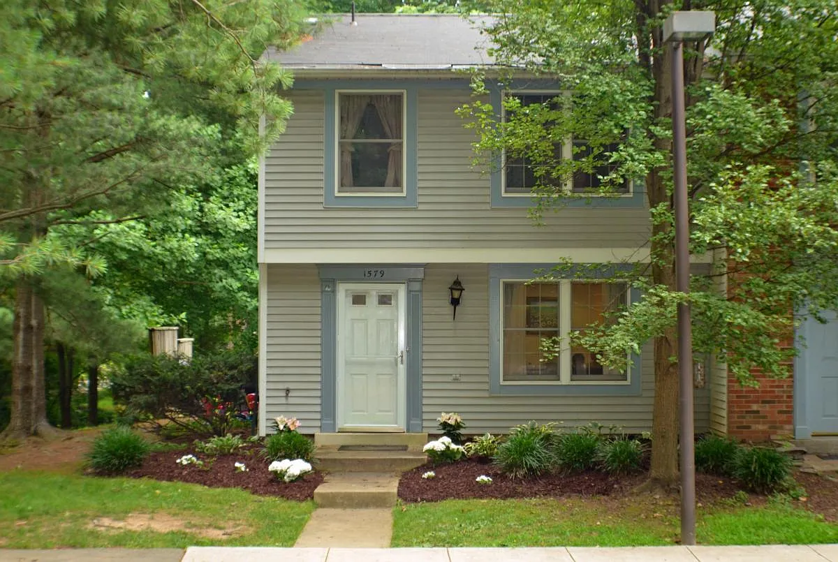 3 bed, 2.5 bath, 1220 sqft, $2,800 — Photo 1
