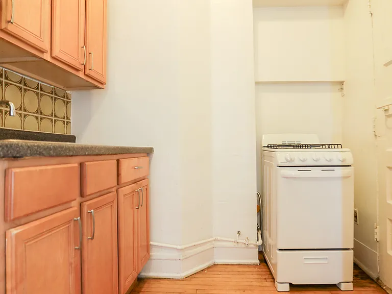 1357-67 W Greenleaf Ave #2A — Photo 4