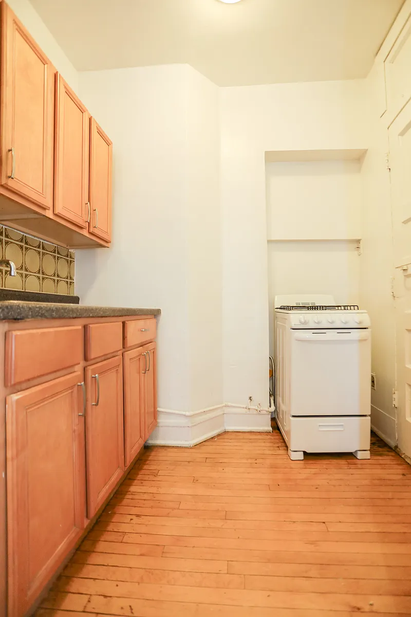Building Photo - 1357 W Greenleaf Ave #2B