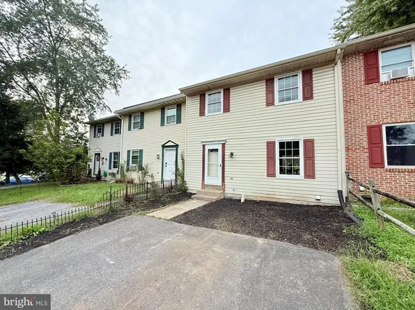 157 Stonehouse Ln, Columbia, PA 17512