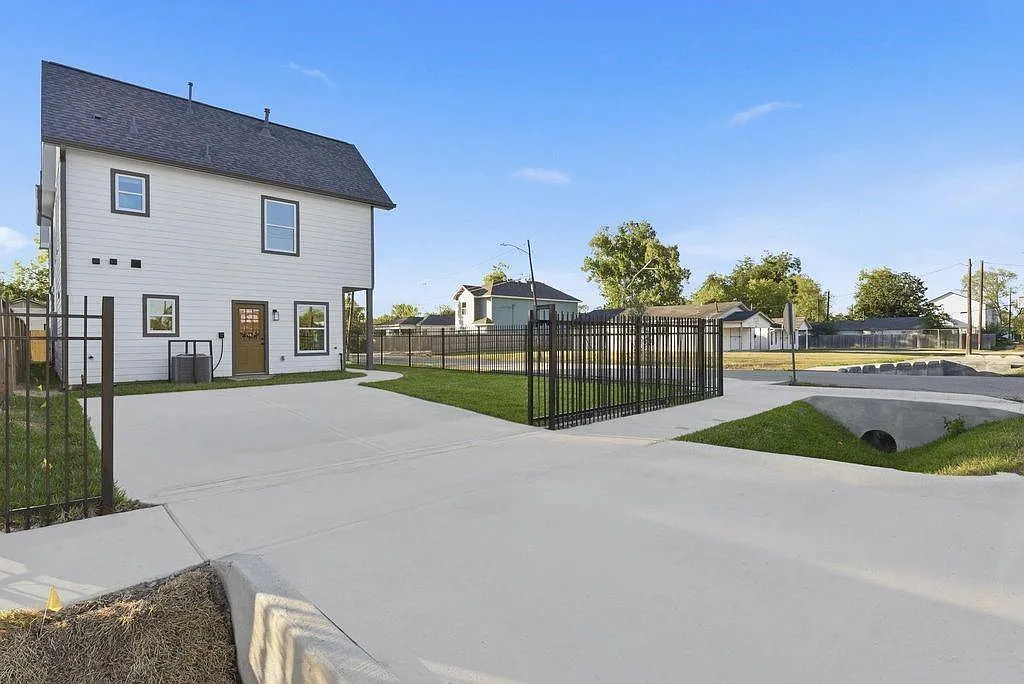 3 bed, 2.5 bath, $1,875 — Photo 3