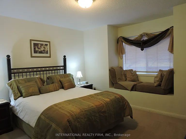 2453 Baintree Cres — Photo 3