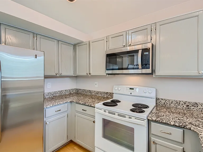 952 Thames St — Photo 10