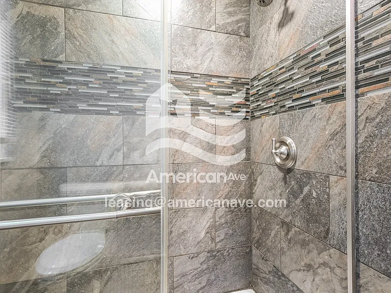 1516437_011_main_bathroom_12.jpg