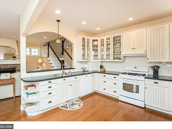 4th image of 927 6th Ave S