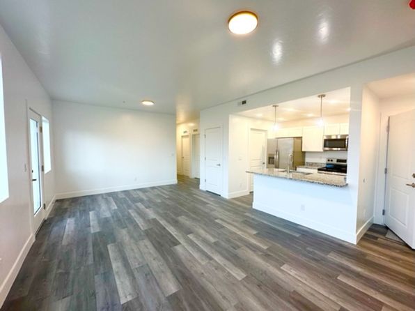 1575 S Clear Creek Dr #102