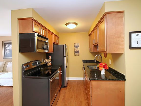 5th image of 427 Emerson Dr #221