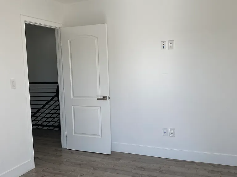 2300 Carmona Ave — Photo 53