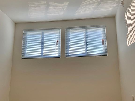4th image of 605 S Barrington Ave #10