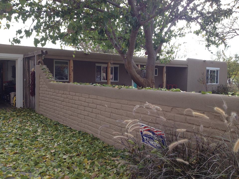 Adobe wall long cov'd porch