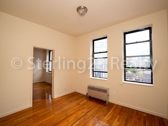 3rd image of 27-16 Hoyt Ave S #R3