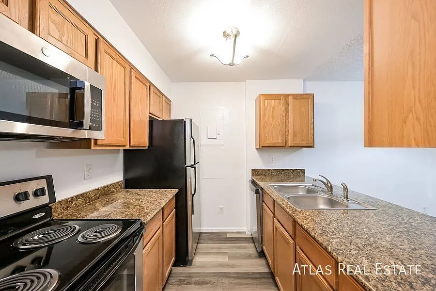 2 Bedroom 1 Bath Apartment in Aurora! Walk to Settler's Park! — Photo 2