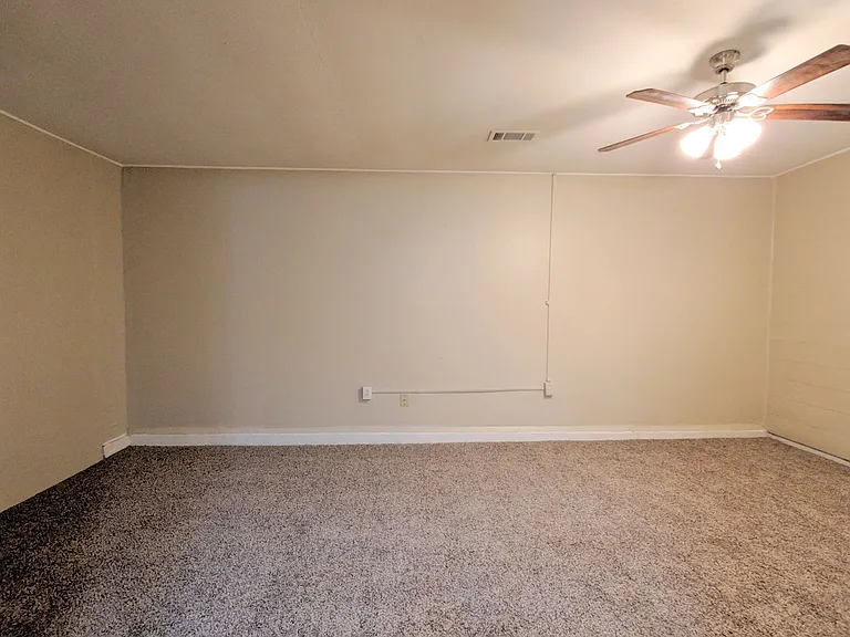 1223 Shawnee St — Photo 5