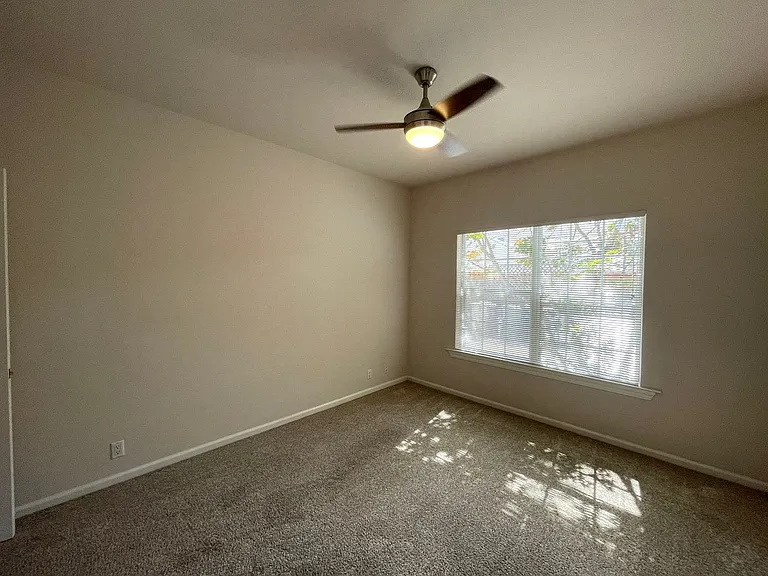 Exceptionally Spacious and Modernized 2x2 Townhouse w/Garage and Washer/Dryer Hookups! — Photo 33