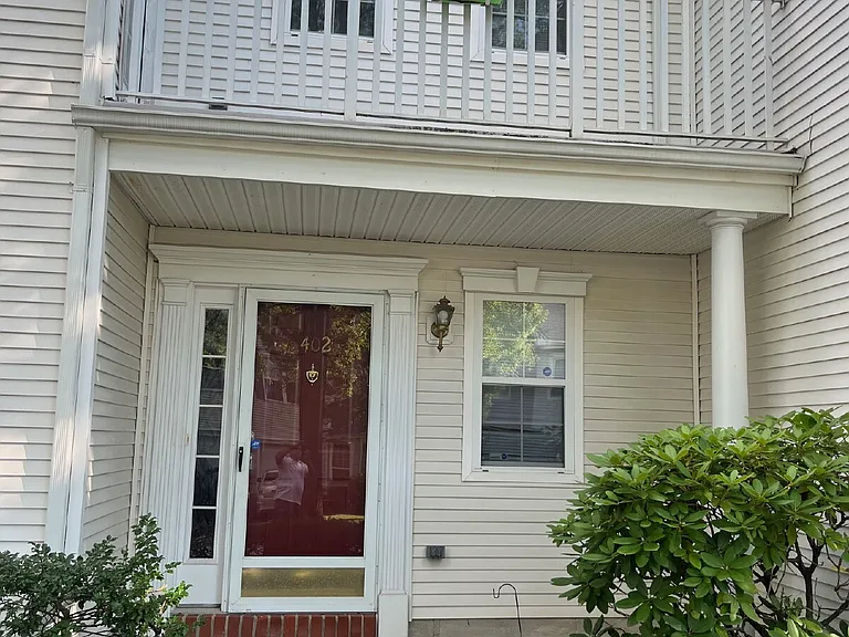 402 Harvest Ln — Photo 1