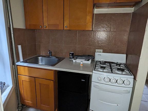 2nd image of 305 E 105th St APT 1C