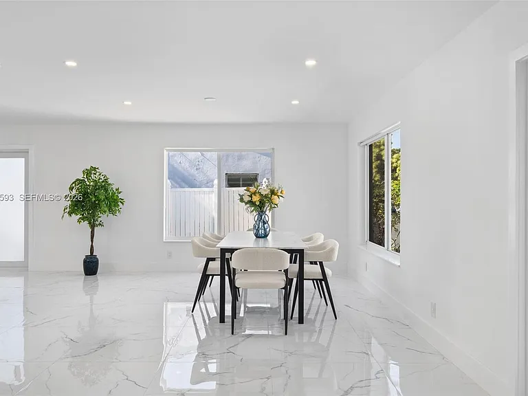 253 SW 4th St — Photo 3