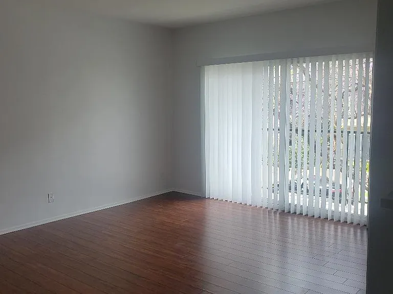 976 S Westgate Ave #7 — Photo 3