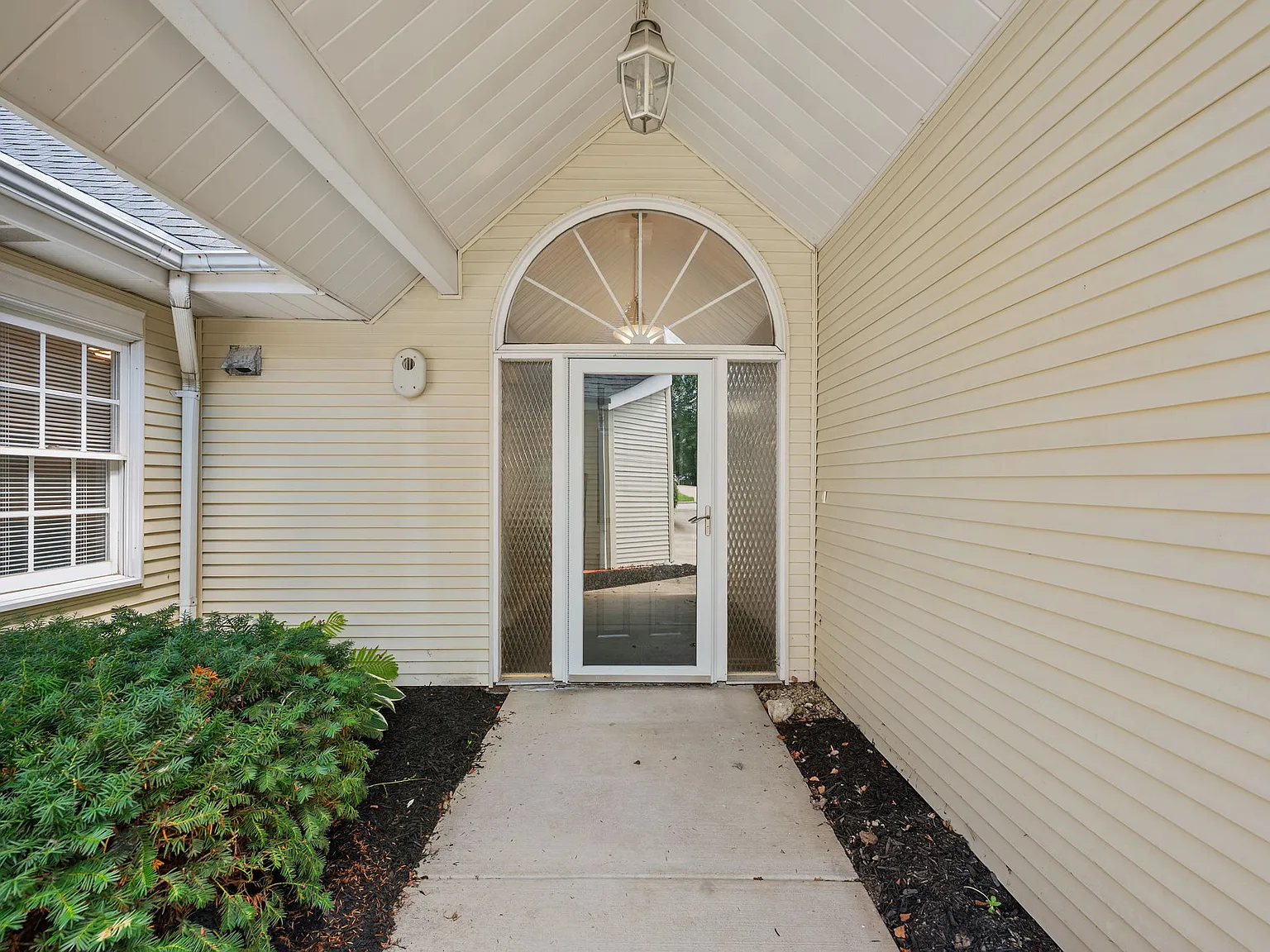 3 bed, 2.5 bath, 1900 sqft, $2,750 — Photo 3
