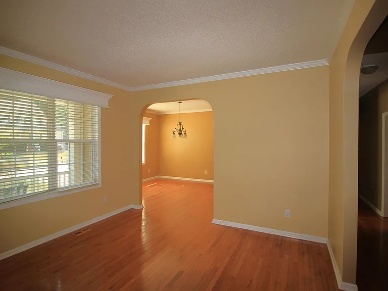 3117 Cregler Dr — Photo 2