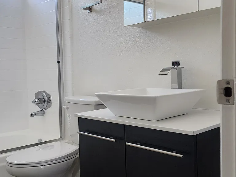 13751 Oxnard St #106 — Photo 7