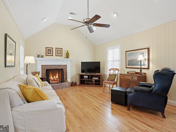 4th image of 647 Park Ln