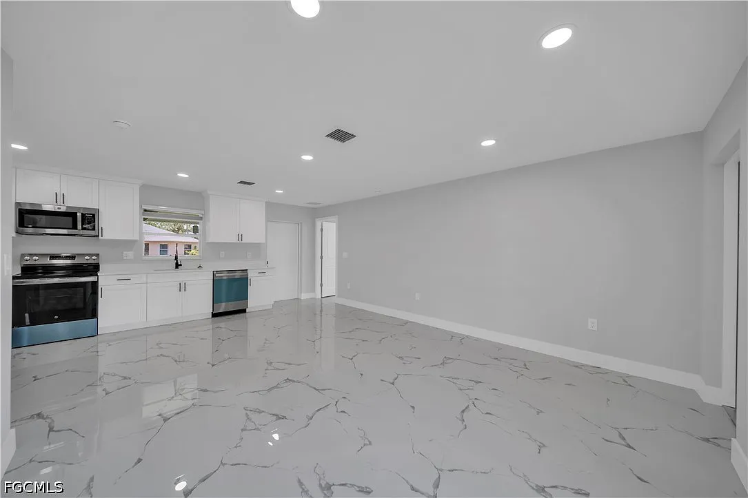 3 bed, 2.0 bath, 1056 sqft, $1,700 — Photo 3