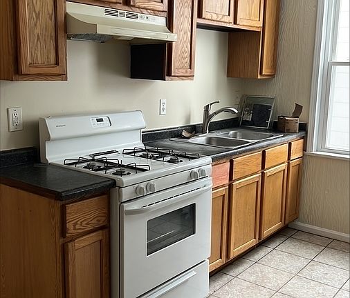 4th image of 834 University Ave W APT 1
