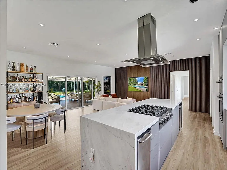 5705 SW 60th Ave — Photo 13