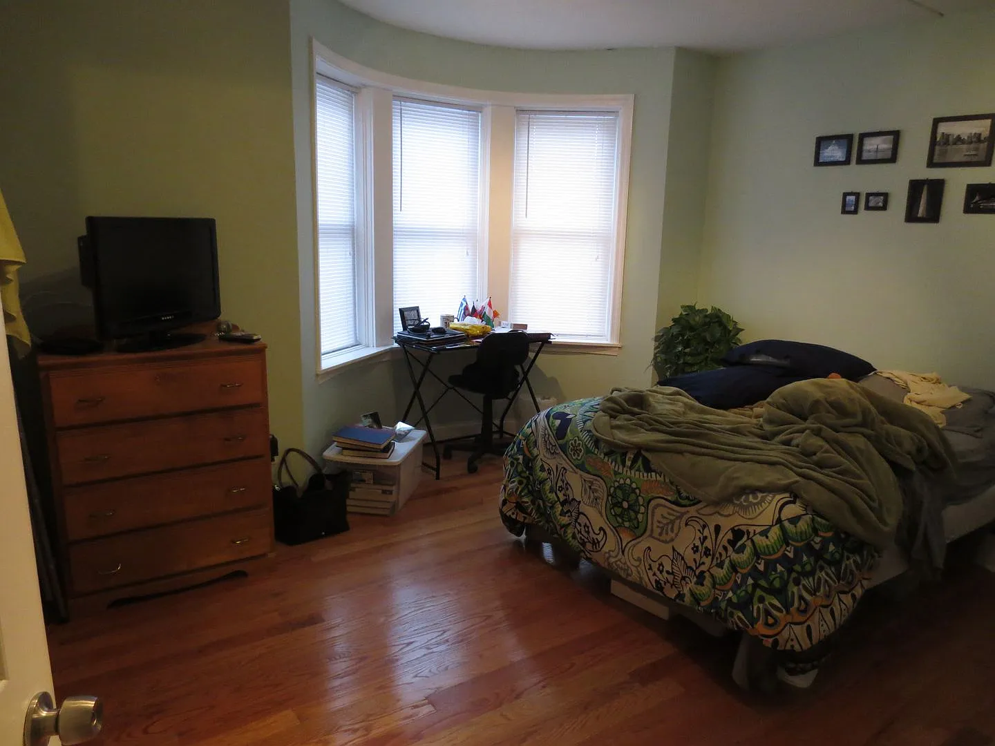 Great 2 Bedroom 1 Bath Close to the Green Line — Photo 4