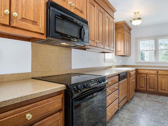 5th image of 2290 Yankee St