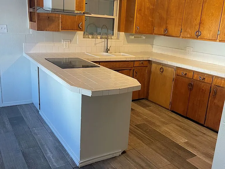 103 W 1st St #A-B — Photo 2