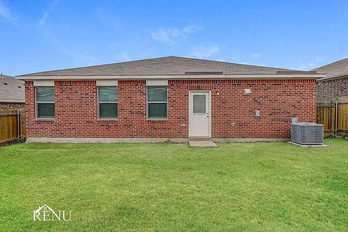1940 Hialeah Dr — Photo 16