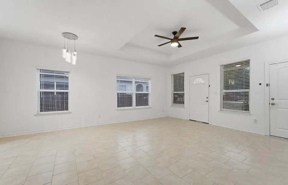 3 bed, 1336 sqft, $1,800 — Photo 3