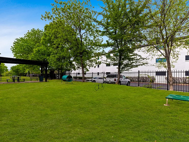 Tides on Park Lane — Photo 9
