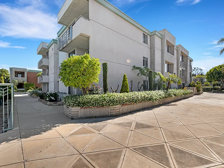 5301 Balboa Blvd #Q302 — Photo 2