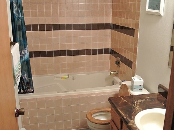 Jetted Jacuzzi Tub!